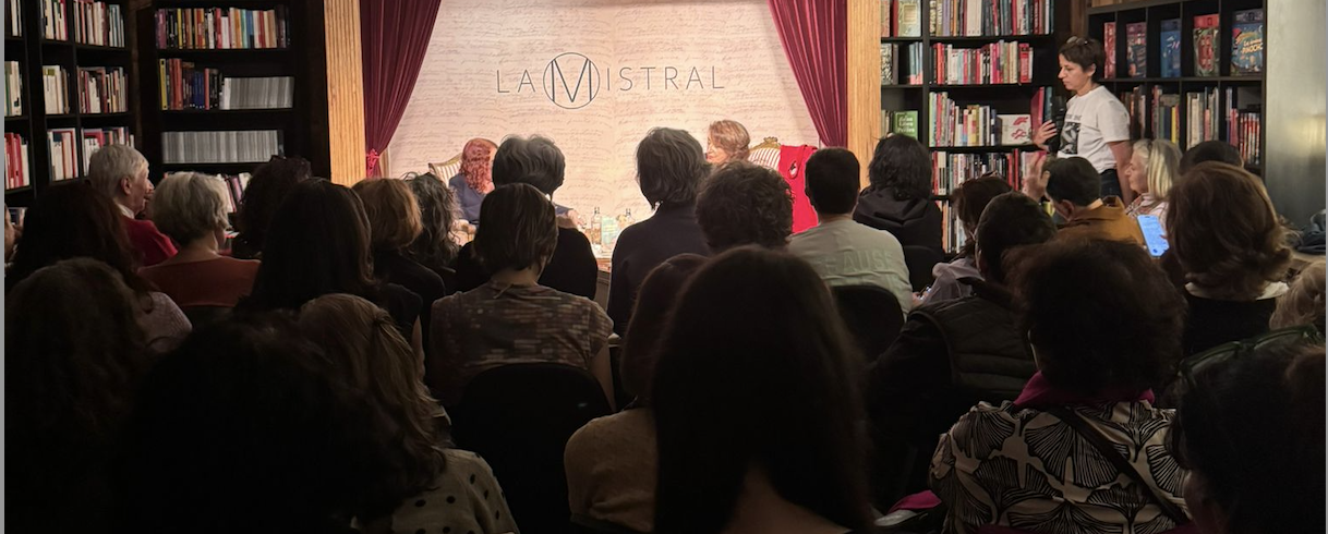 Presentación en la librería La Mistral, del último libro de Marián Cao, "Aprender a mirar", de la Editorial Cátedra.